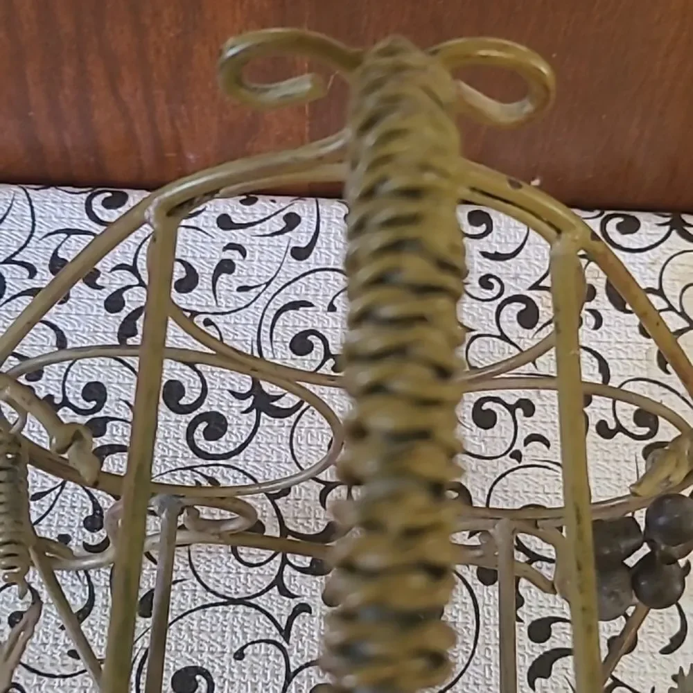 Decorative Table Top Metal Wine Rack with Grape Design